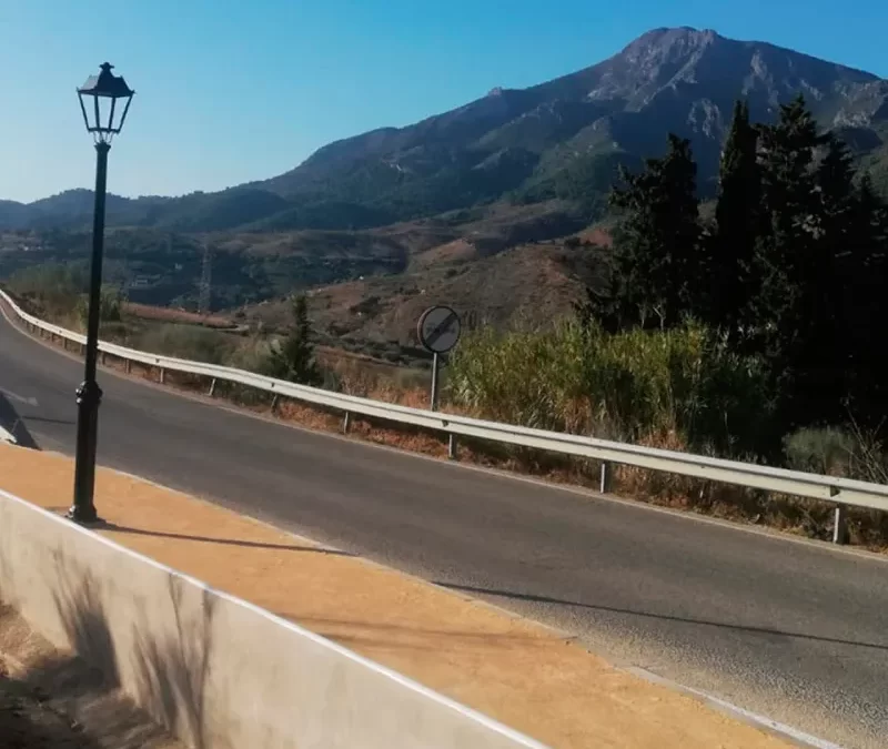 PASEO EN TRAMO DE CARRETERA A-7277